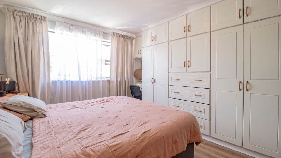 4 Bedroom Property for Sale in Gustrouw Western Cape